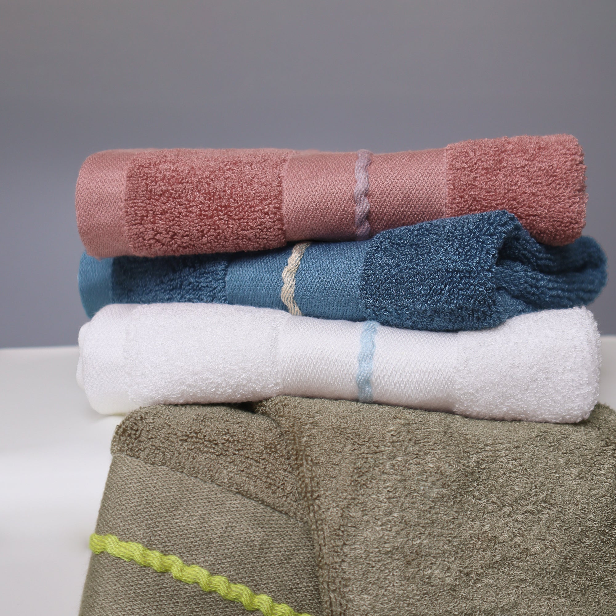 Premium Viscose Bamboo Washcloth Set - Pack of 4, 13x13 in Soft and Absorbent, Durable and Comfortable, Suitable for Body & Face, Baby and Adults